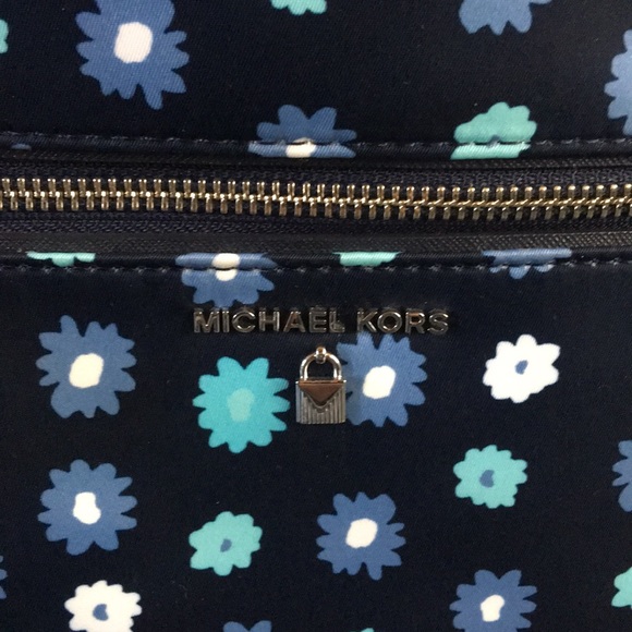 ❤️NEW!!!❤️ Michael Kors Nylon Large Backpack. - Picture 4 of 16
